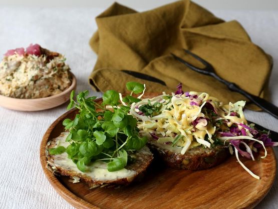 Kom forbi Café Knarr på Museumsøen og nyd en lækker frokost. Vi serverer Ny Nordisk Vikingemad både ude og inde - og husk, at der nu ikke længere skal vises coronapas.