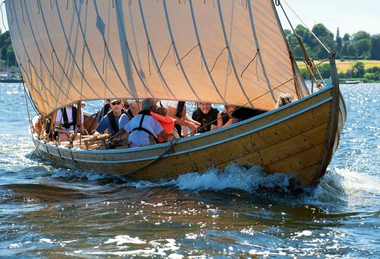 Der er plads til 20 personer om bord på de traditionelle både, som sejler museumsgæster ud på Roskilde Fjord.