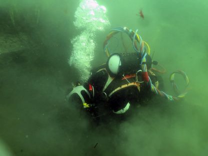 Arbejdsfoto af marinarkæolog Matko Cvrljak under indledende grov-gravning. Der skulle fjernes optil 1,4 meter dynd og sand over skibsvraget.