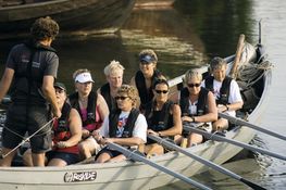 Der er tale om en eksklusiv oplevelse, når I stævner ud på Roskilde Fjord sammen med en af vores dygtige sejladsinstruktører. Vi benytter os af et af de samme drivmidler som vikingerne gjorde; årer og de ombordværendes rå muskelkraft. 