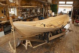 Fiskerbåden er en ca. 16 fod lang jolle, bygget med egetræsbord på egetræsspanter. Båden får to par årer og en enkelt mast, der bærer et sprydstagssejl og et forsejl.