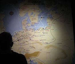 På museet i Visby ser vi en planche over vikingernes handels og rejseruter.
