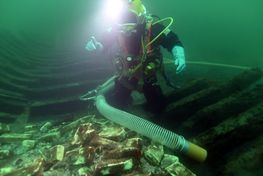 Udgravning af Svælget 1-skibet på ca. 10 meters vanddybde. Marinarkæolog: Andreas Bloch. Foto Morten Johansen.