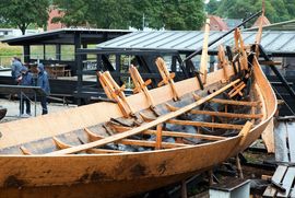 Vikingeskibsmuseet: Udendørs kan man besøge bådeværftet, der bygger skibe med de samme materialer, teknikker og værktøj, som vikingerne brugte for 1000 år siden. 