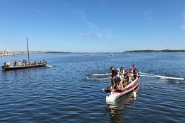 Sæk ombord sætter både præcision, samarbejde og fart på prøve, når besætningen skal få en line i land, hale en sæk ombord og ro tilbage over mållinjen hurtigst muligt. Atlantic Challenge 2026 i Roskilde. Sæk ombord sætter både præcision, samarbejde og fart på prøve, når besætningen skal få en line i land, hale en sæk ombord og ro tilbage over mållinjen hurtigst muligt. Atlantic Challenge 2026 i Roskilde.