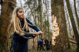Børnene lære hvordan vikingerne brugte økser