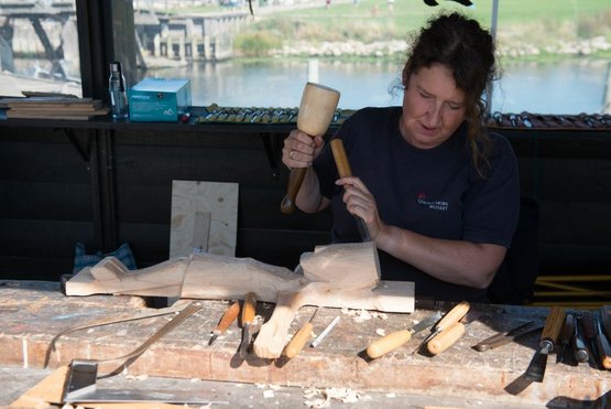 Sanne Marie Seipelt i gang med billedskæring på Vikingeskibsmuseet i Roskilde.