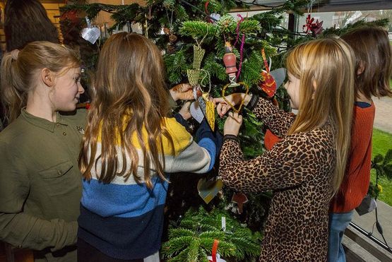 Juletræet pyntes af 3.C fra Absalon Skole i Roskilde