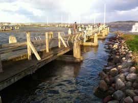 Vandet steg til mere end 50 cm over overfladen på Museumsøen, men nåede alligevel ikke langt op på de landsatte skibe. Vagthold holdt løbende øje med vandstanden og skibenes tilstand gennem natten. The water level on 6 December at 15:56 is 165 cm above sea level. The forecast says that the water level will rise to about 170 cm. It ended up an entire 206 cm above sea level!
