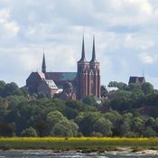 Roskilde Domkirke. På resterne af først en trækirke og siden to frådstenskirker opførtes den nuværende kirkebygning i 1170'erne.