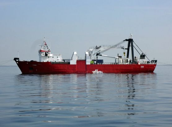 M/S VINA og vikingeskibsmuseets dykkerfartøj 'Dyndspringeren' side by side. Foto og grafik: Morten Johansen, Vikingeskibsmuseet