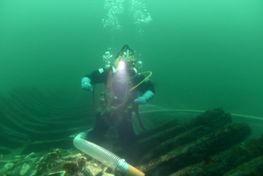 Udgravning af Svælget 1-skibet på ca. 10 meters vanddybde. Marinarkæolog: Andreas Bloch. Foto Morten Johansen.