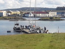 Skjoldungen fik lov at overnatte på den lille ø Vibrandsøy lige over for den modrene havn i Haugesund. Her lå skibet sikkert og smukt i den lille naturhavn. Foto: Torben Okkels