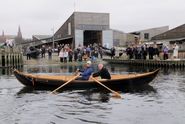 De første åretag med Freydis Joanne blev gjort i smult vande. Ombord ses fra venstre, værftets bådebyggerlærling Erik Jochumsen og Carl Sorensen fra Dansk Canadisk National Museum i Edminton, Canada. Foto Werner Karrasch