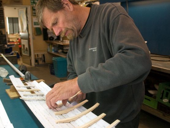 Morten Gøthche ved 1:10 modellen af Roskilde 6 - et ægte tredimentionelt puslespil på omkring 220 brikker. Foto Werner Karrasch