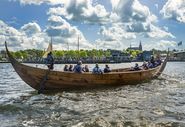 Nynne Romme kan her ses som skipper ved roret på Estrid Byrding, da skibet var på sin første rotur rundt i Roskilde Fjord efter søsætningen i maj 2022.