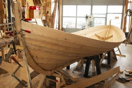Vikingeskibsmuseets gæster kan hen over vinteren opleve bådebyggernes arbejde med blandt andet at færdiggøre rig og sejl til fiskerbåden her. 