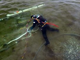 Dykkeren i gang med udgravningsarbejdet. Foto: Jørgen Dencker