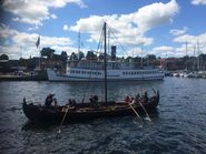Skjoldungen sejler fra Roskilde til Hundested, hvor den lastes på et fragtskib. Næste stop er så Sognefjorden, hvorfra besætningen skal sejle skibet hjem til Roskilde, i alt ca. 775 sømil for årer og sejl.