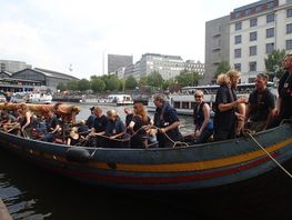 [Translate to english:] Besætningen er næsten færdige med dagen arbejde. Med om bord på skibet under hele turen var Vikingeskibsmuseets bestyrelsesformand Borgmester i Roskilde Joy Mogensen.

