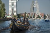 Havhingsten startede lørdagens tur genne Berlin ude fra Ost-Hafen. Her passerer de kunstværket 'Moleculemen' af Jonathan Borofsky.