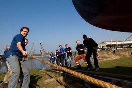 Den 9. april summer det af aktivitet på Vikingeskibsmuseet. Det 30 meter lange vikingeskib, Havhingsten, skal i vandet efter en lang vinter på land - og det klares selvfølgelig med håndkraft og rå muskelstyrke.