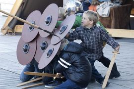 Efterårsferie på Vikingeskibsmuseet. Krigertræning. Foto: Werner Karrasch. Copyright: Vikingeskibsmuseet i Roskilde Efterårsferie på Vikingeskibsmuseet. Krigertræning. Foto: Werner Karrasch. Copyright: Vikingeskibsmuseet i Roskilde