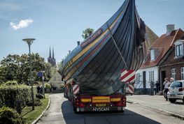 Første del af en kompliceret rejse. Havhingsten blev forsigtigt kørt ud på den smalle Havnevej for at sætte kursen mod syd.
