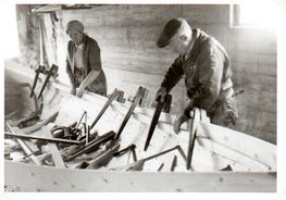 Niklas í Koltri og hans kone Elisabeth er i gang med at bygge i værkstedet i Tórshavn. Niklas í Koltri var den første færøske bådebygger Morten Gøthche mødte i 1975. 