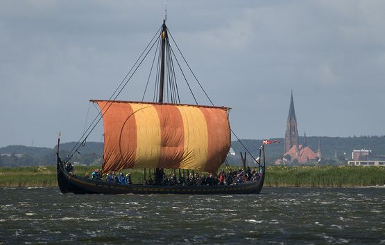 Even in the protected fjord Schlei it is can get wind in the sail. Monday 16 July it was blowing so strongly, about 18 m/s, the Sea Stallion decided to take a second night in Germany before heading across the Baltic Sea to Rudkøbing.