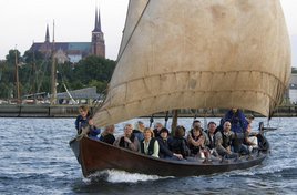 Turistsejlads i rekonstruktion, med Roskilde Domkirke i baggrunden, Fotograf: Werner Karrasch, Copyright: Vikingeskibsmuseet i Roskilde  