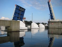 Broen åbnes hver time i Falsterbo Kanal. Sluseporten ved gennemsejlingen var lidt af en overraskelse for mig.
