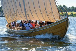 Sæt sejl på Roskilde Fjord i en af Vikingeskibsmuseets traditionelle nordiske træbåde.