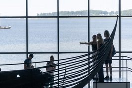 Igennem egne undersøgelser, tror vi på, at børn og unge bliver klogere på vikingetidens samfund og kan perspektivere deres oplevelser og viden til nutiden og deres egen hverdag. Copyright: Jacob N. Andreassen, Vikingeskibsmuseet i Roskilde