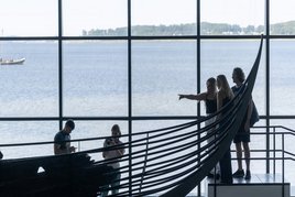 Udstillingen af de originale vikingeskibe med udsigt over fjorden, Fotograf: Jacob Nyborg Andreasen, Copyright: Vikingeskibsmuseet i Roskilde 