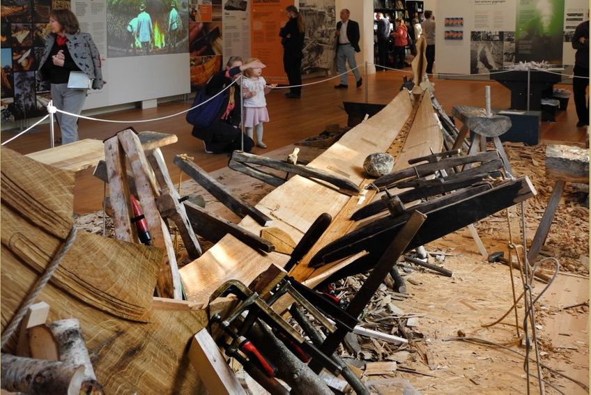 Two boatbuilders from the Viking Ship Museum are building a reconstruction of the small Gokstad boat in Martin-Gropius-Bau exhibition house in Berlin