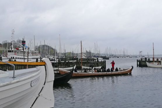 Sejladssæsonen er i fuld sving på Vikingeskibsmuseet og den første skoleklasse stævnede ud i regn og blæst - og i høj humør. Foto: Lærke Søgård
