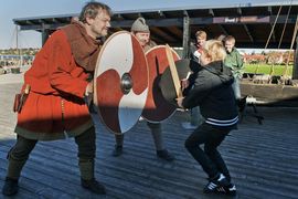Efterårsferie på Vikingeskibsmuseet. Krigertræning. Foto: Werner Karrasch. Copyright: Vikingeskibsmuseet i Roskilde Efterårsferie på Vikingeskibsmuseet. Krigertræning. Foto: Werner Karrasch. Copyright: Vikingeskibsmuseet i Roskilde