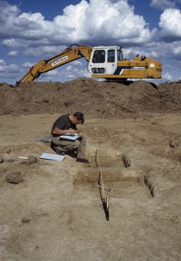 Arkæologen på arbejde. Foto: Morten Johansen