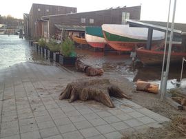Alle ting, der ikke var surret eller fortøjet, er blevet flyttet rundt af vandet. Her ses den mere end 120 cm i diameter store egetræsrod, der udstilles på værftspladsen. Alle ting, der ikke var surret eller fortøjet, er blevet flyttet rundt af vandet. Her ses den mere end 120 cm i diameter store egetræsrod, der udstilles på værftspladsen.