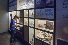 Vi lægger vægt på, at børn og unge lærer om historien ved at udforske forskellige spor fra fortiden. Copyright: Vikingeskibsmuseet i Roskilde