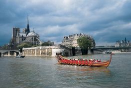 Første gang, vi fik lov at byde Dronningen ombord på et vikingeskib, var i 1992 på Seinen i Paris, hvor det lille langskib ’Helge Ask’ deltog i åbningen af udstillingen ’ Les Vikings…’ og i den anledning fik besøg af Dronningen og Prins Henrik, der fik lov til at opleve en rotur under Paris’ mange broer. En sidehistorie til besøget i Paris er, at Prins Henrik fik lyst til at prøve at sejle rigtigt i ’Helge Ask’, hvilket han efterfølgende gjorde på en begivenhedsrig sejlads på Roskilde Fjord. 