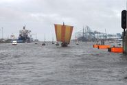 Havhingsten under sejl på vej ind mod Dublin. Foto: Werner Karrasch, Vikingeskibsmuseet i Roskilde
