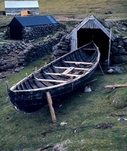 Her er et foto af en ottemandsbåd ved navn Samognin som Morten Gøthche fotograferede på Svinoy i 1975.