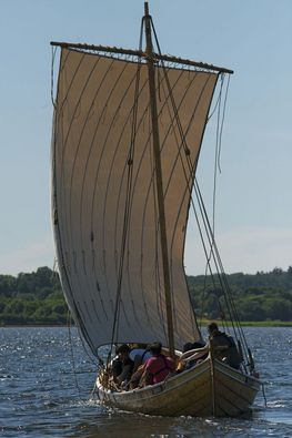 På sejlturen fortæller sejladsinstruktøren om bådenes brug og den maritime historie. Alle hjælper med at sætte det traditionelle rå-sejl og ro de traditionelle træbåde.