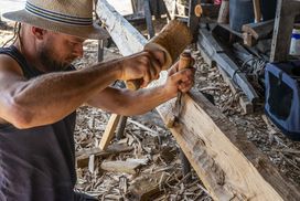 The reconstruction of Skuldelev 5 - The keel is shaved. 