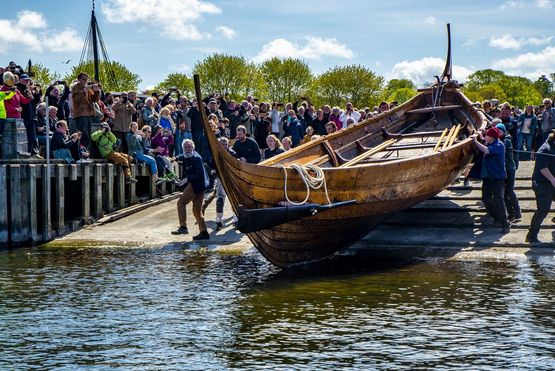 Søsætning af Estrid Byrding, det seneste vikingeskib bygget på Vikingeskibsmuseet i Roskilde