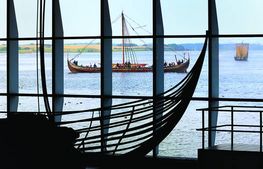 Die Original-Wikingerschiffe präsentiert sich wunderschön am Roskilde Fjord und den beeindruckenden Rekonstruktionen als Kulisse.
