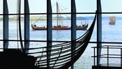 De originale vikingeskibe præsenteres smukt med udsigt til Roskilde Fjord