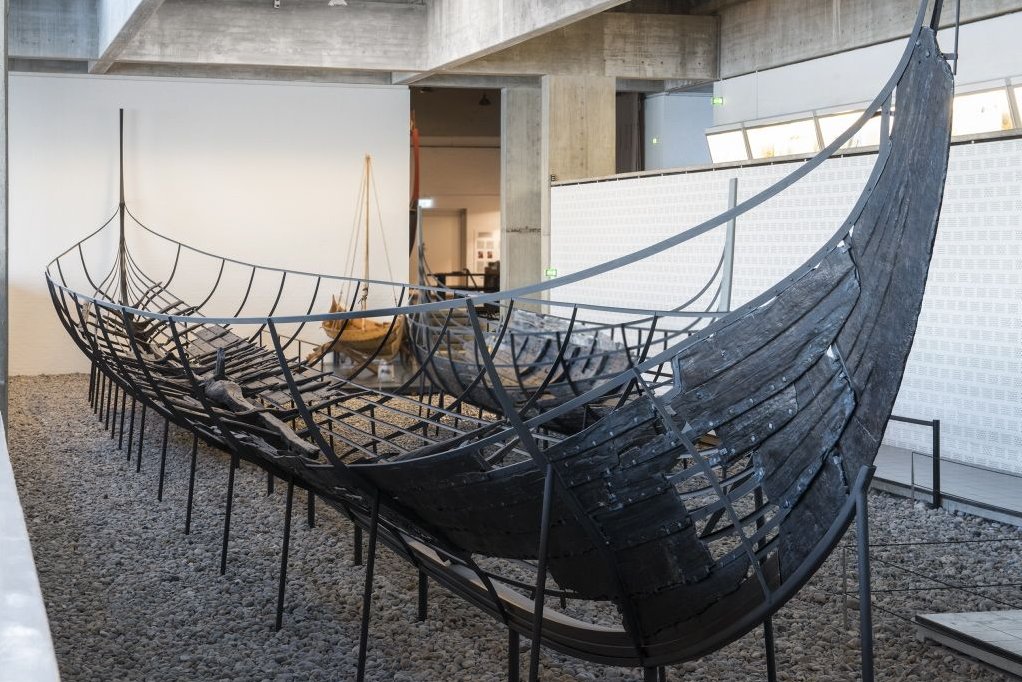 Vikingeskibet Skuldelev 2 i Vikingeskibshallen på Vikingeskibsmuseet i Roskilde Vikingeskibet Skuldelev 2 i Vikingeskibshallen på Vikingeskibsmuseet i Roskilde. Skuldelev 2-skibet er et større krigsskib fra vikingetiden, dateret til 1042